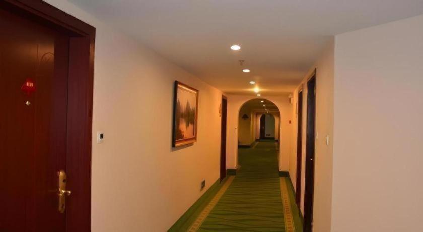 Khách sạn Greentree Xupu Bridge 3*
